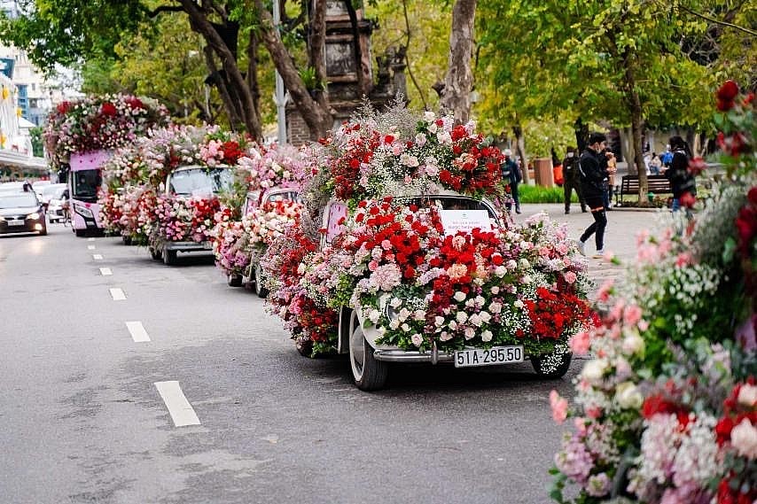 Valentine 2022: Màn tỏ tình ấn tượng nhất thế giới vừa diễn ra tại Hà Nội với 99.999 bông hồng