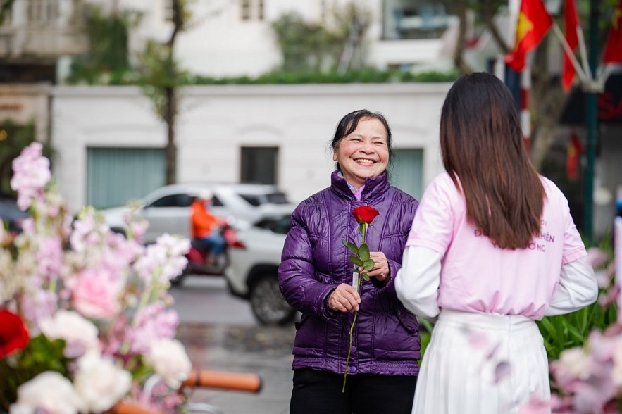 Valentine 2022: Màn tỏ tình ấn tượng nhất thế giới vừa diễn ra tại Hà Nội với 99.999 bông hồng