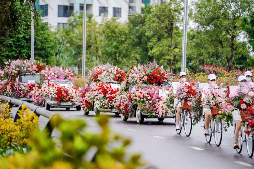 Valentine 2022: Màn tỏ tình ấn tượng nhất thế giới vừa diễn ra tại Hà Nội với 99.999 bông hồng