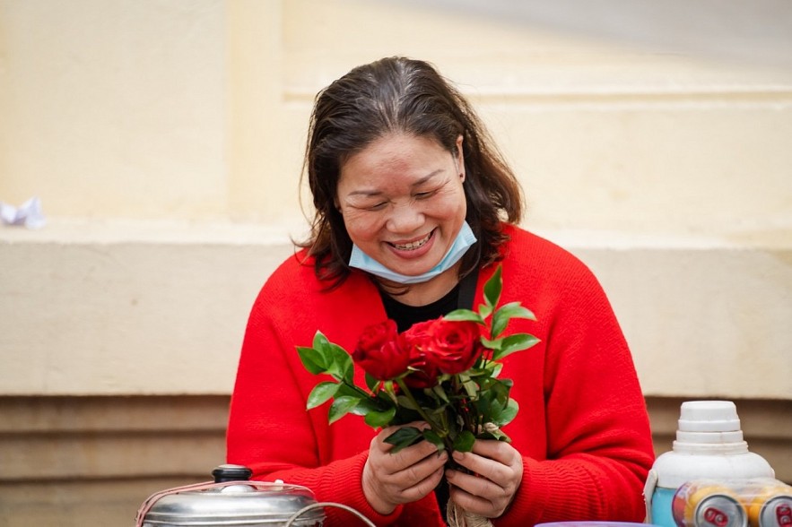 Valentine 2022: Màn tỏ tình ấn tượng nhất thế giới vừa diễn ra tại Hà Nội với 99.999 bông hồng