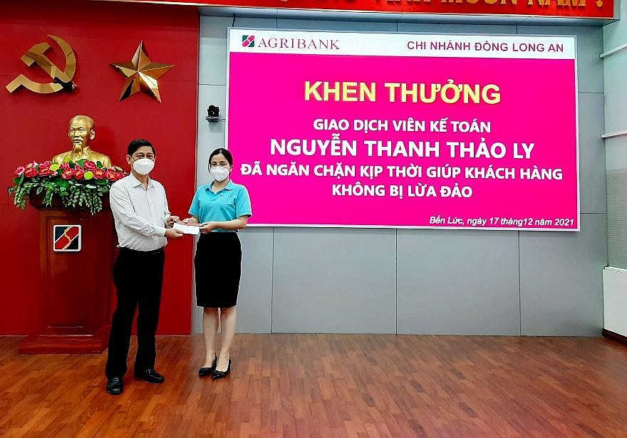 Nữ cán bộ Agribank tận tâm với khách hàng