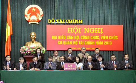 Bộ Tài chính phát động thi đua năm 2014