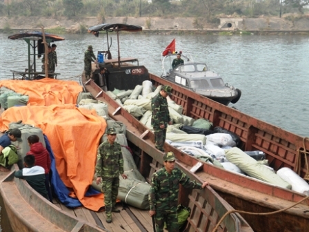 quang ninh bat giu 13 tan vai may mac chuyen lau qua bien gioi
