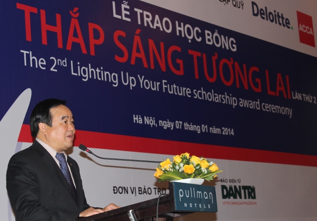 Trao 60 suất học bổng cho sinh viên chuyên ngành tài chính