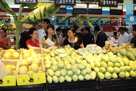 kiem soat lam phat nhin tu quoc te den viet nam