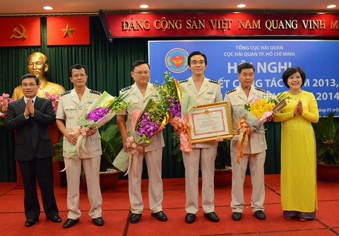 Khen thưởng nóng Hải quan Tân Sơn Nhất vì chiến công đầu năm 2014