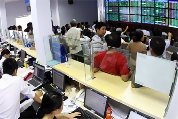 Chứng khoán 10/1: Thị trường điều chỉnh, tiền vẫn vào ào ạt