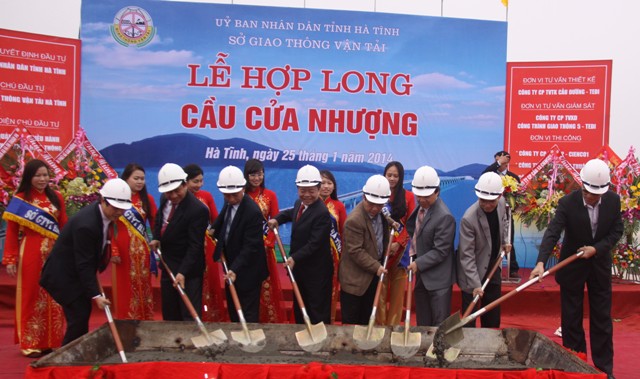 Hợp long cầu bê tông cốt thép dài nhất Bắc Trung Bộ