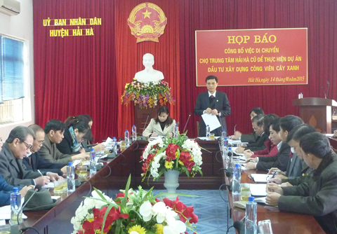 Chủ tịch UBND huyện Hải Hà Nguyễn Mạnh Cường thông tin tới các cơ quan thông tấn, báo chí