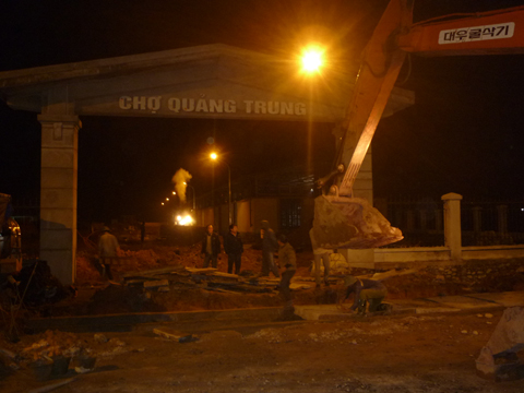 Cổng chợ Quảng Trung đang thi công