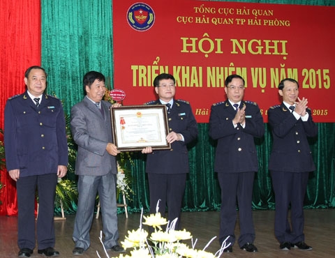 hai quan tp hai phong nhan huan chuong chien cong hang nhi