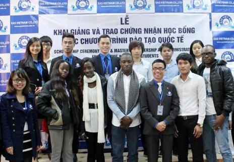 eas viet nam trao hoc bong tri gia 90 nghin usd cho sinh vien