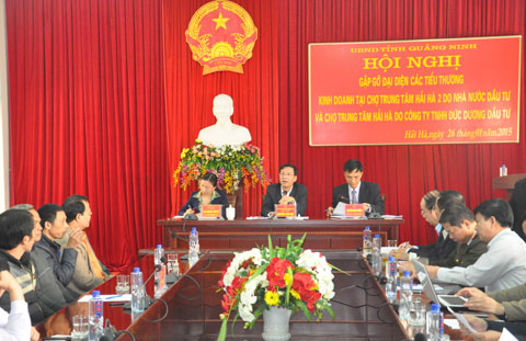 Chủ tịch UBND tỉnh Nguyễn Văn Đọc (ngồi giữa)