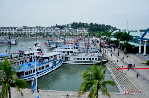 Quảng Ninh tấp nập đón khách du lịch và hàng hóa trong ngày đầu năm