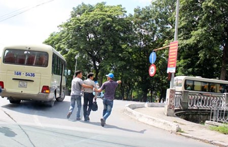 Phó Thủ tướng yêu cầu xử nghiêm hành vi giành khách trên Quốc lộ 5