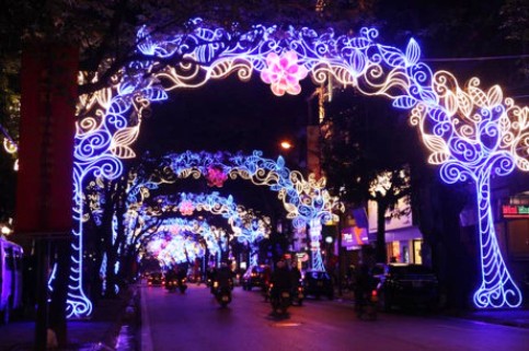Hà Nội tháo dỡ, sửa lại dàn đèn trang trí Tết Bính Thân 2016