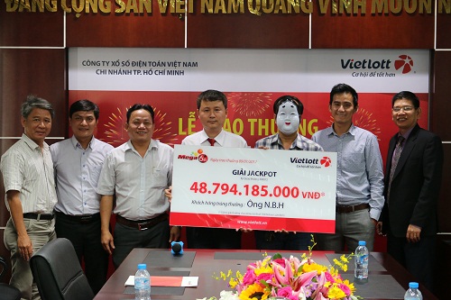 Vietlott trao Jackpot cho khách hàng trúng thưởng dịp Tết Dương lịch