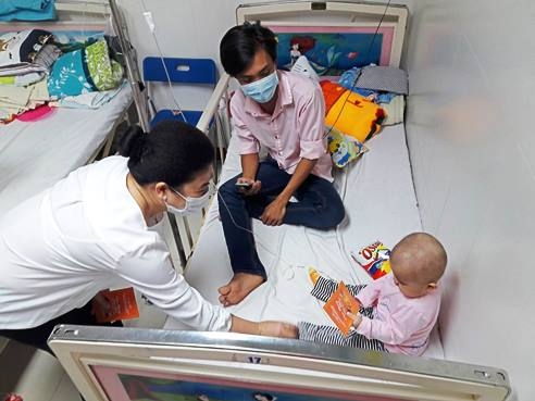 Lãnh sự Nam Phi cùng gia đình và sinh viên đến thăm bệnh nhi
