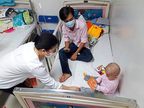 Lãnh sự Nam Phi cùng gia đình và sinh viên đến thăm bệnh nhi