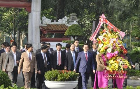 Phó Thủ tướng Vương Đình Huệ dâng hoa, dâng hương tại Khu di tích Kim Liên