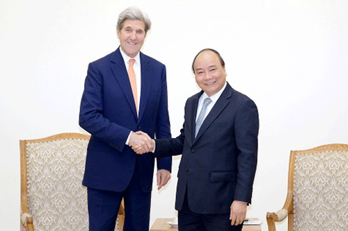 Thủ tướng Nguyễn Xuân Phúc và cựu Ngoại trưởng Hoa Kỳ John Kerry