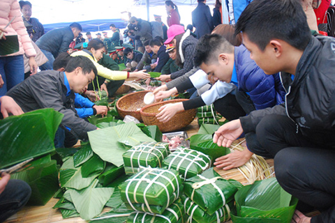 Gói bánh chưng tặng người nghèo ăn Tết