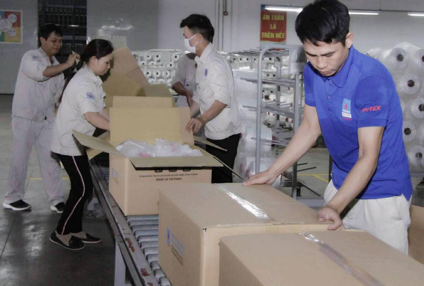 công nhân nhà máy sơ sợi