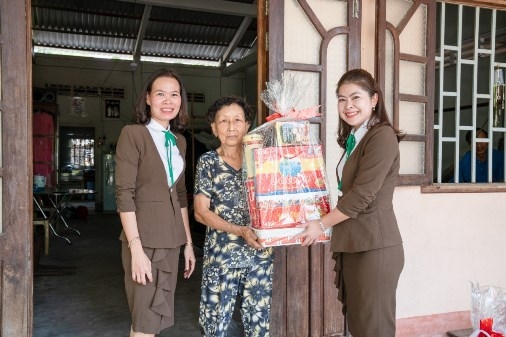 soc trang trao tang hon 300 suat qua cho gia dinh kho khan trong chuong trinh tet yeu thuong