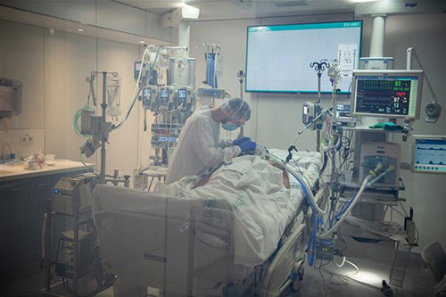 hân viên y tế điều trị cho bệnh nhân mắc COVID-19 tại một bệnh viện ở Barcelona