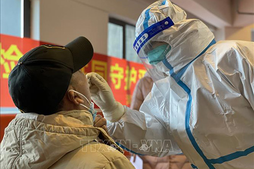 Nhân viên y tế lấy mẫu xét nghiệm COVID-19 tại Liêu Ninh, Trung Quốc.