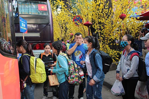 Tặng hơn 3.000 vé xe về quê đón Tết cho sinh viên có hoàn cảnh khó khăn.