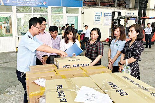 Cán bộ Hải quan Hà Nội kiểm tra hàng hóa thuộc diện phải kiểm tra chuyên ngành.