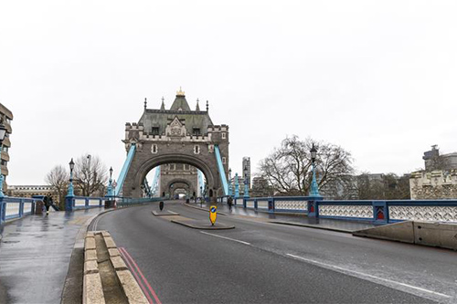 Cảnh vắng vẻ trên cầu Tháp ở London khi Chính phủ Anh