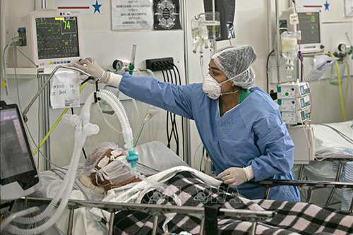 Nhân viên y tế điều trị cho bệnh nhân nhiễm COVID-19 tại bệnh viện