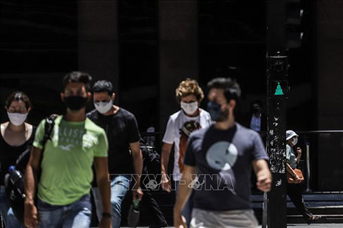 Người dân đeo khẩu trang phòng lây nhiễm COVID-19 tại Sao Paulo, Brazil ngày 14/12/2020.