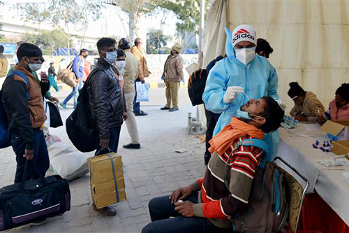 Nhân viên y tế lấy mẫu xét nghiệm COVID-19 cho người dân tại Delhi, Ấn Độ.