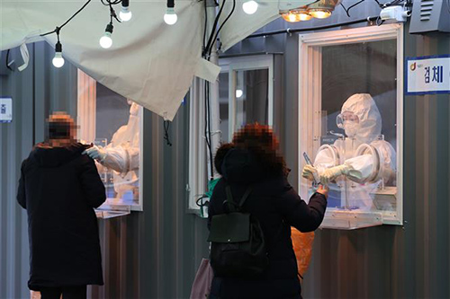 Nhân viên y tế lấy mẫu xét nghiệm COVID-19 tại Seoul, Hàn Quốc, ngày 11/1/2021.
