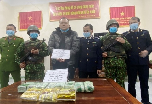 ha tinh bat vu van chuyen 11kg ma tuy qua bien gioi ve viet nam