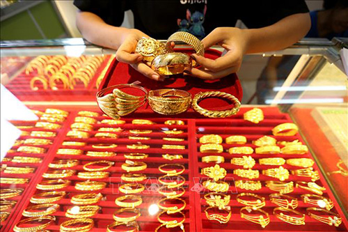 Vàng trang sức được bày bán tại một cửa hàng ở Yangon, Myanmar.
