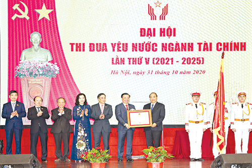 Thủ tướng Chính phủ Nguyễn Xuân Phúc trao Huân chương Lao động hạng Nhất cho Bộ Tài chính