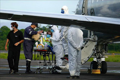Nhân viên y tế chuyển bệnh nhân mắc COVID-19 lên máy bay tại Manaus, Brazil ngày 16/1.
