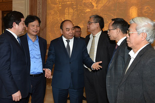 Thủ tướng trao đổi với các đại biểu bên lề cuộc họp