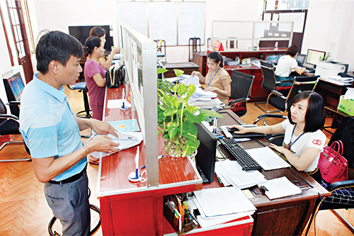 Người nộp thuế làm thủ tục thuế tại bộ phận một cửa Chi cục Thuế khu vực Phổ Yên