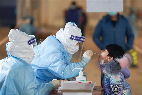 Nhân viên y tế lấy mẫu xét nghiệm COVID-19 tại quận Đại Hưng, Bắc Kinh