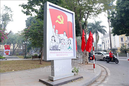 Cụm pano, cờ đỏ gần Quảng trường Cách mạng tháng Tám (Hà Nội)