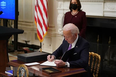 Tổng thống Mỹ Joe Biden ký 2 sắc lệnh cứu trợ kinh tế