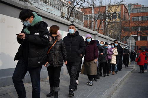Người dân xếp hàng chờ lấy mẫu xét nghiệm COVID-19 tại Bắc Kinh
