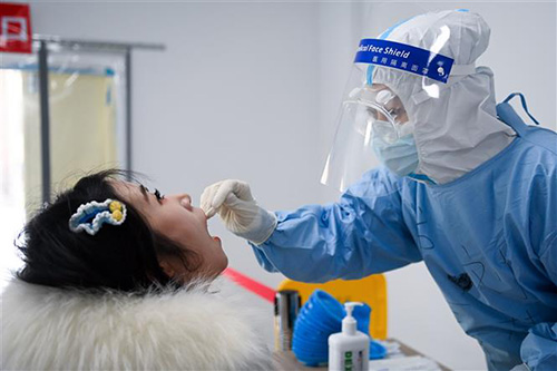 Nhân viên y tế lấy mẫu xét nghiệm COVID-19 cho người dân tại Trường Xuân, thủ phủ tỉnh Cát Lâm