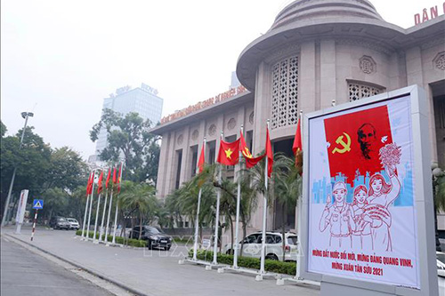 Cụm pano, cờ rực rỡ chào mừng Đại hội đại biểu toàn quốc lần thứ XIII của Đảng Cộng sản Việt Nam