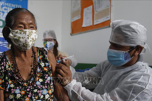 Nhân viên y tế tiêm vaccine phòng COVID-19 cho người dân tại Amazona